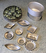 12 MINI BISCUIT CUTTERS, 6 OVAL SMALL CAKE MOULDS, 9 SMALL BISCUIT MOULDS
