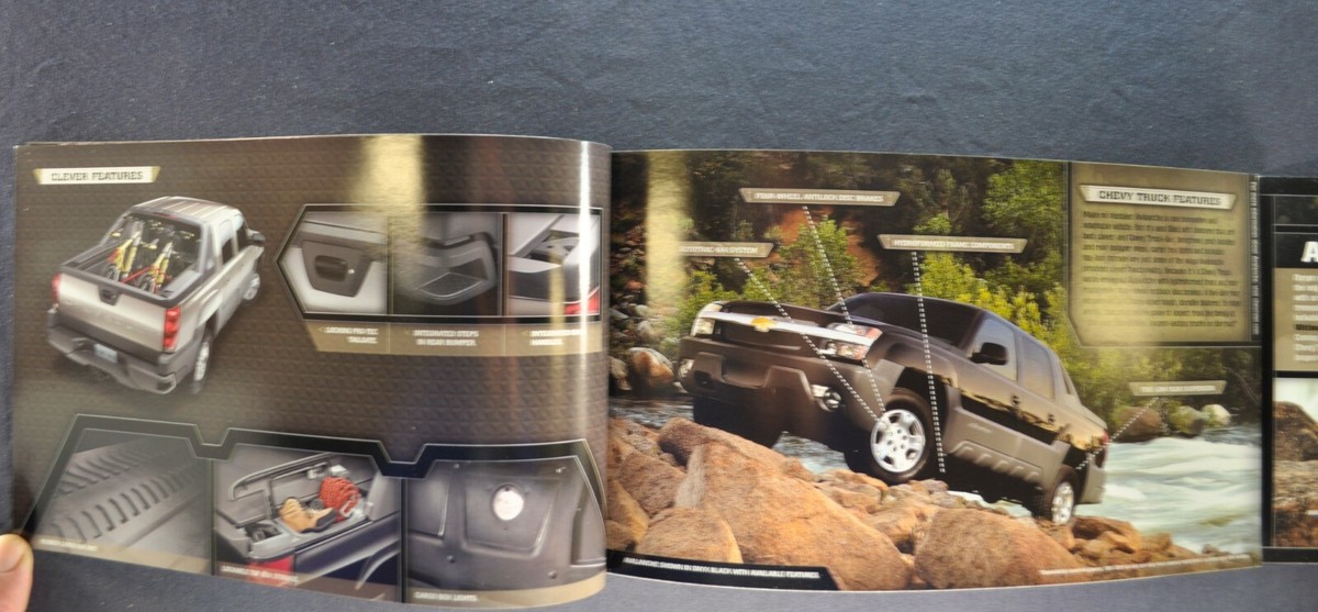 2002 Chevrolet Avalanche Pickup Truck Brochure Z66 Z71 4x4