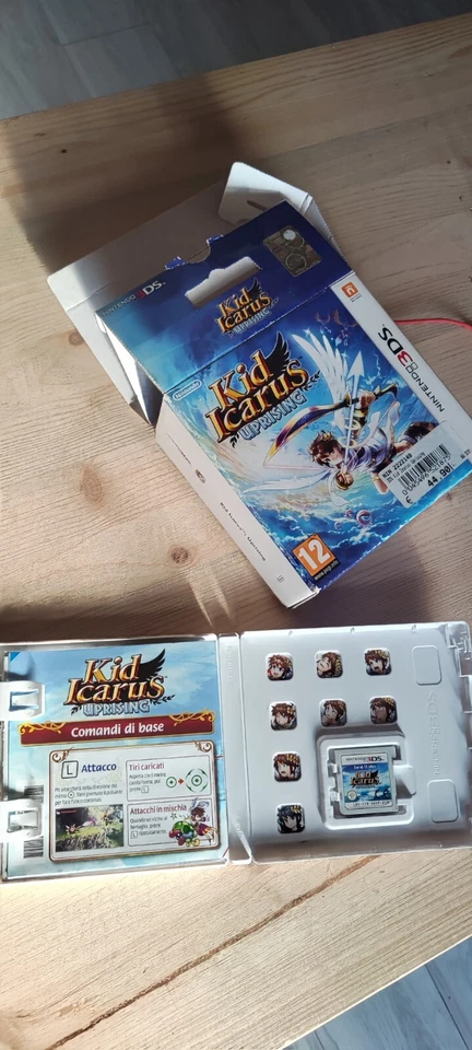 Kid Icarus: Uprising con Supporto 3DS (Nintendo 3DS, 2012), foto 2 di 2