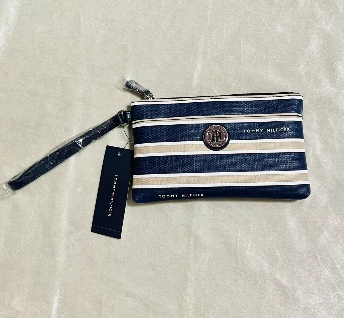 Tommy hilfiger wristlet wallet 2025