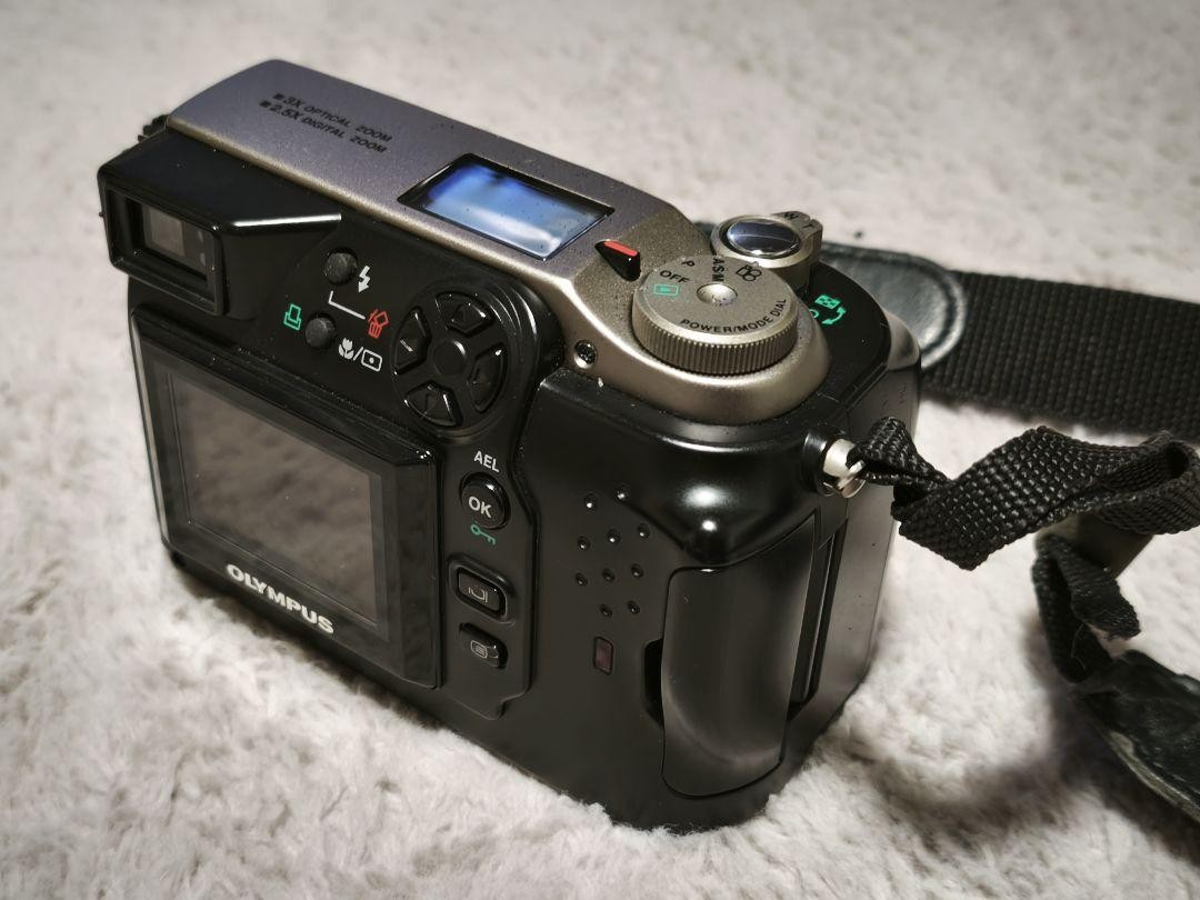 OLYMPUS CAMEDIA C-2040ZOOM digital camera with SmartMedia AA