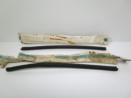 GM NOS 1965-68 CHEVY IMPALA SS 1/4 WINDOW VERTICAL SEAL 5719333 5719332 RH LH - Picture 2 of 7