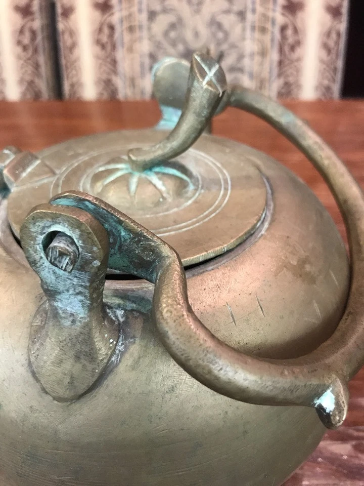 "Antigua tetera asiática de latón macizo con tallo de manzana tapa con patas bonita pátina 6,75"" T" Foto 3 de 4