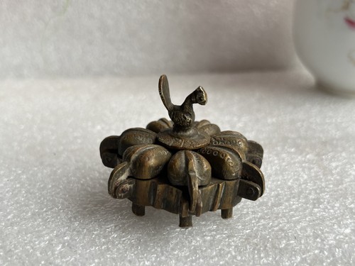 An Old Brass Kumkum Box With Small Bird Figure On Top Flower Design, Collectible - Picture 23 of 23