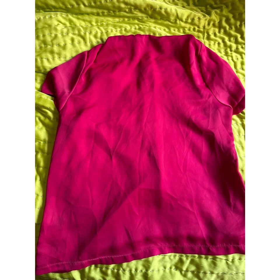 Blusa Kenneth Cole Reaction Fuscia Manga Corta Satén Talla Grande Usada en Excelente Condición Foto 2 de 4