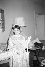 Négatif photo ancien 1958 fille californienne première communion robe ours en peluche