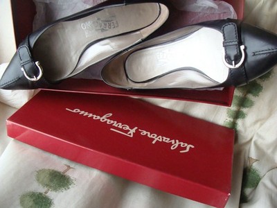 SALVATORE FERRAGAMO schwarz, flach 6 + Karton