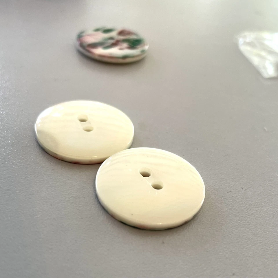 5pc Ivory Cream Flat 2 Hole Round Buttons 23mm Mother Of Pearl Shell - Image 2 of 4