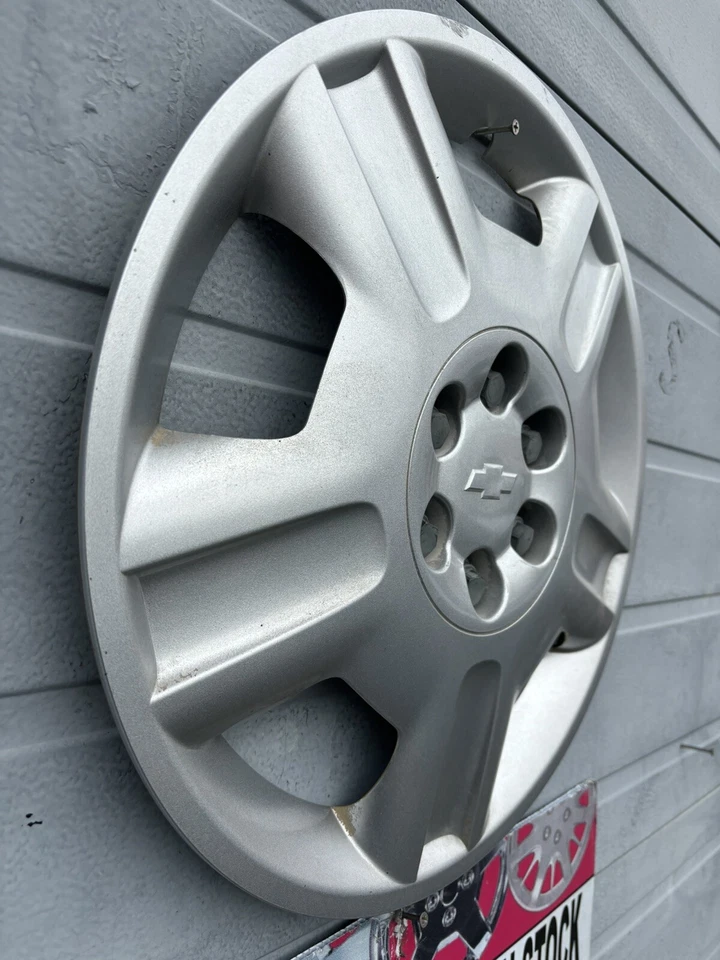 Chevrolet Uplander 2006-2009 tapacubos 1 bonito usado 17” cubierta de rueda OEM plateada 6 orejetas Foto 3 de 4