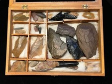 ANCIEN COFFRET avec SILEX / PONTES DE FLÈCHES / obsidienne