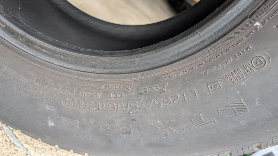 MICHELIN LTX A/T2 LT275/65R20 126/123R TIRE (MANUFACTURE DATE:4516) Used - Image 3 of 4