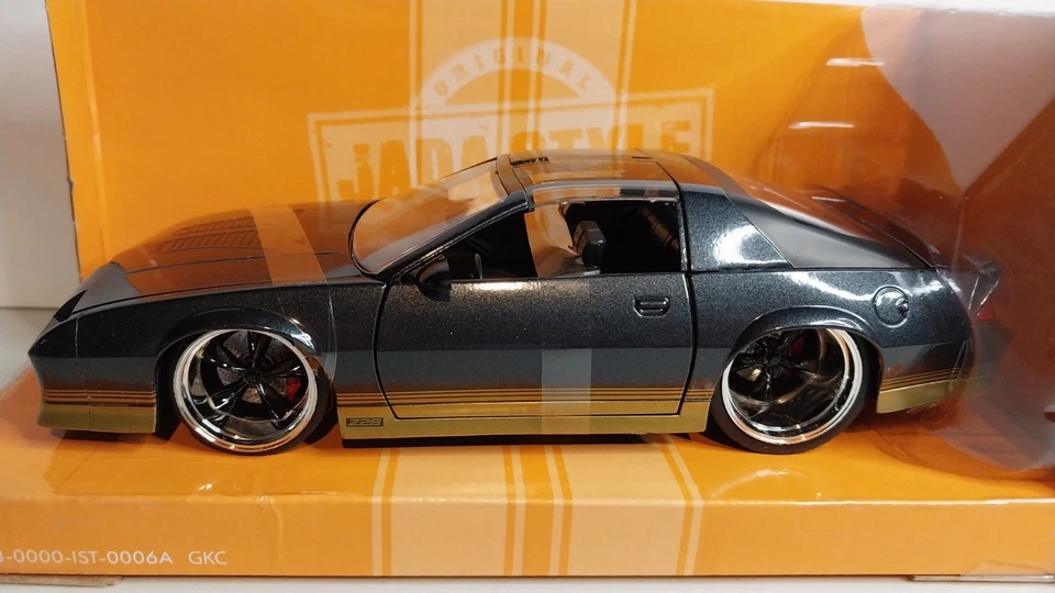 Chevy Camaro Z28 1985 Jada 1:24 Bigtime Muscle negro dorado techo en T extraíble. Foto 2 de 4