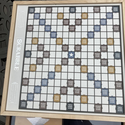 Scrabble Deluxe Edition with Rotating Wooden Game Board Turntable 2020 Hasbro - Picture 2 of 13