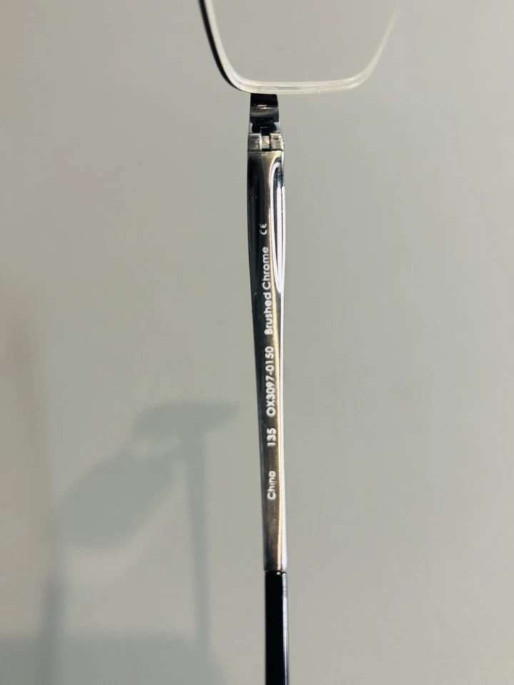 MARCOS DE PINZA OAKLEY SOLO OX3097-0150 cromo cepillado media llanta 50-19-135 con estuche Foto 3 de 4