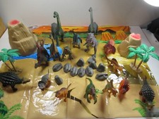 Vintage 32 Piece 2000 Toys R US Animal Planet  V4792 Playmat Dinosaurs Trees  
