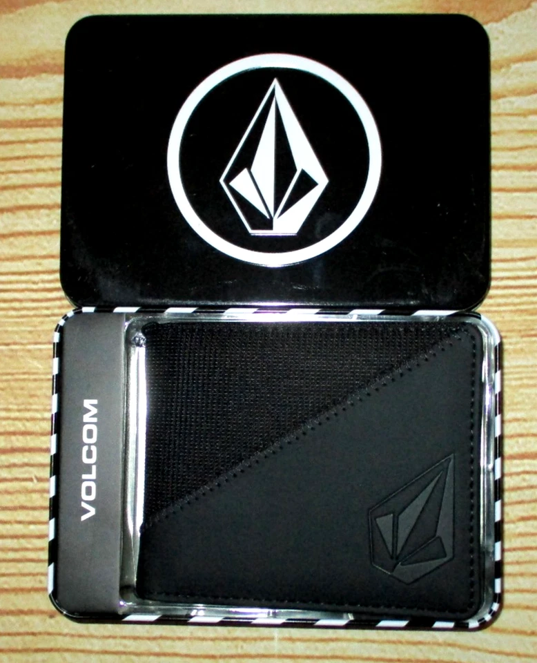 MENS VOLCOM SOLID BLACK BIFOLD WALLET WITH TIN GIFT BOX - Image 3 of 3