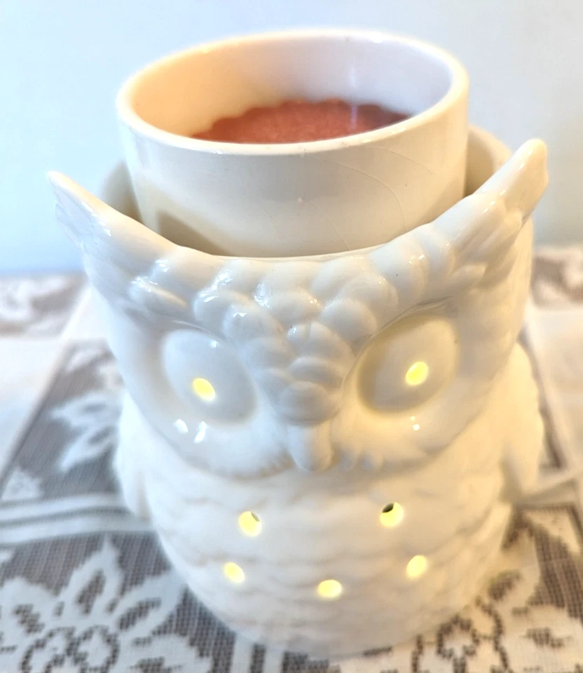 Calentador eléctrico de cera para tarta iluminado con búho blanco de cerámica - Yankee Candle - 6" H Foto 2 de 4