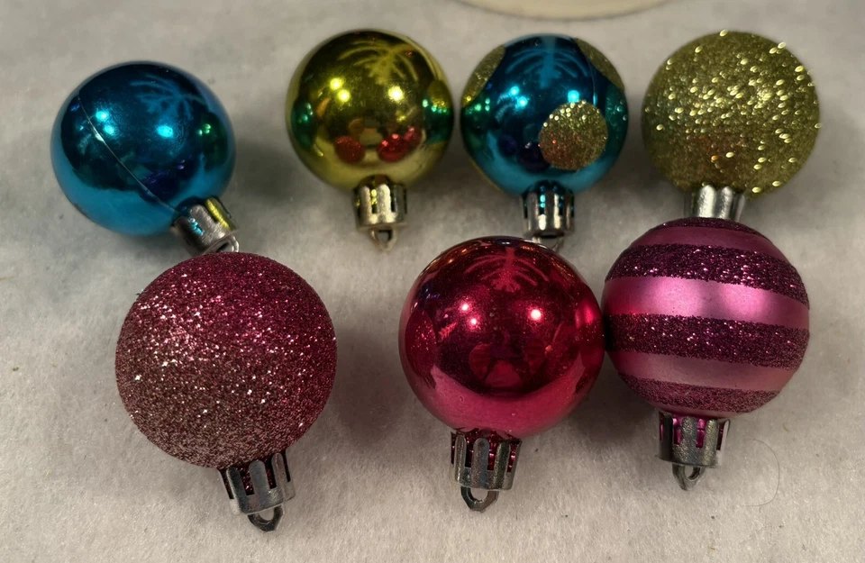 Lote De 8 Mesa 18” Blanco ÁRBOL DE PLUMAS Y 7 Mini Adornos: Navidad • Pascua Foto 2 de 4