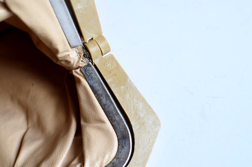 1960s Beige Woven Fabric Clutch w/ Bakelite? Kisslock Frame | Made in Italy - Picture 10 of 15
