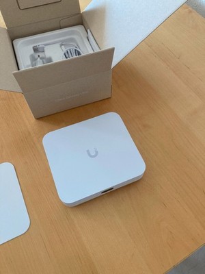 Ubiquiti Cloud Gateway Ultra - UCG-Ultra Router VPN Firewall UniFi Netzwerk WAN