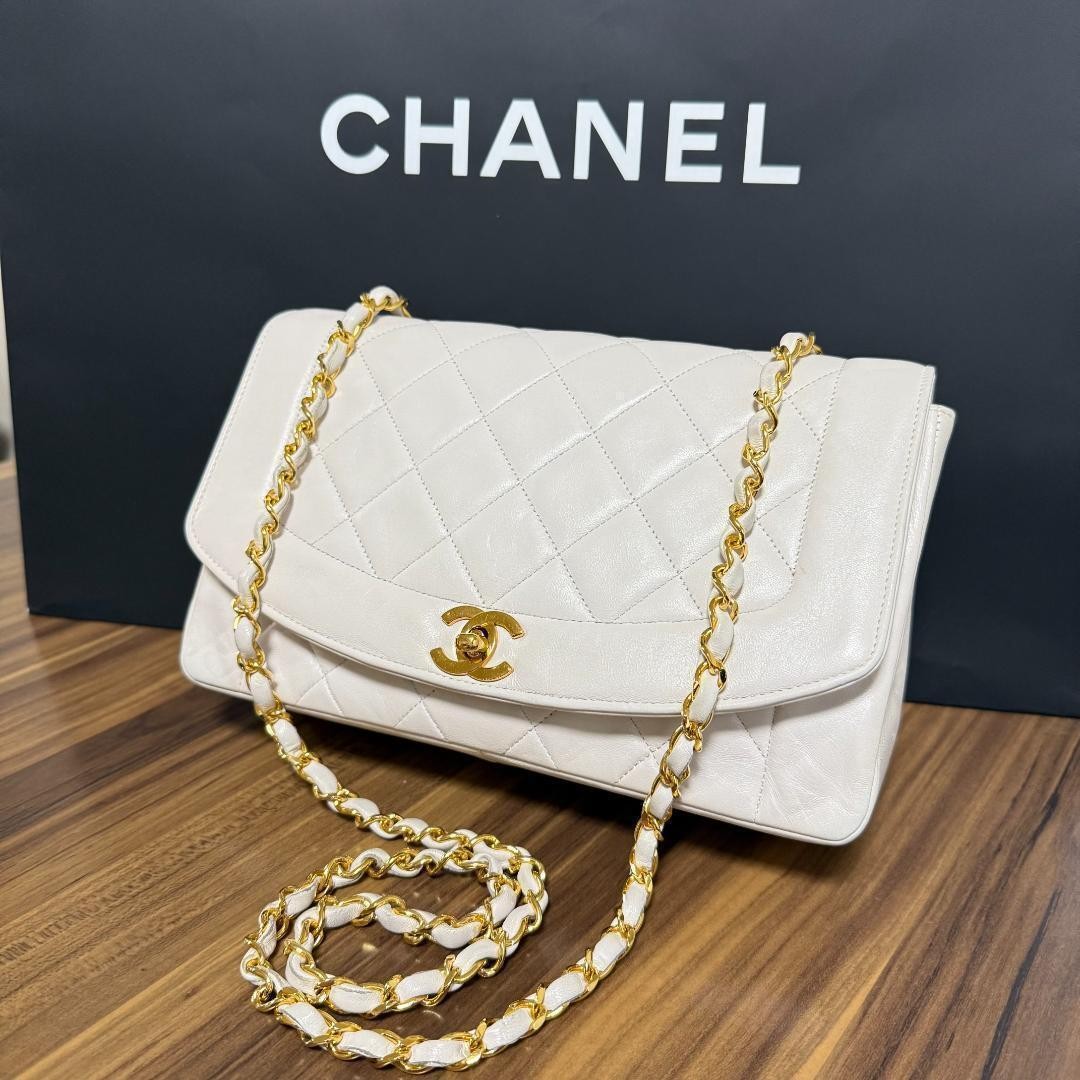 Chanel Diana 25 Matelasse Chain Shoulder Bag in Excellent Condition