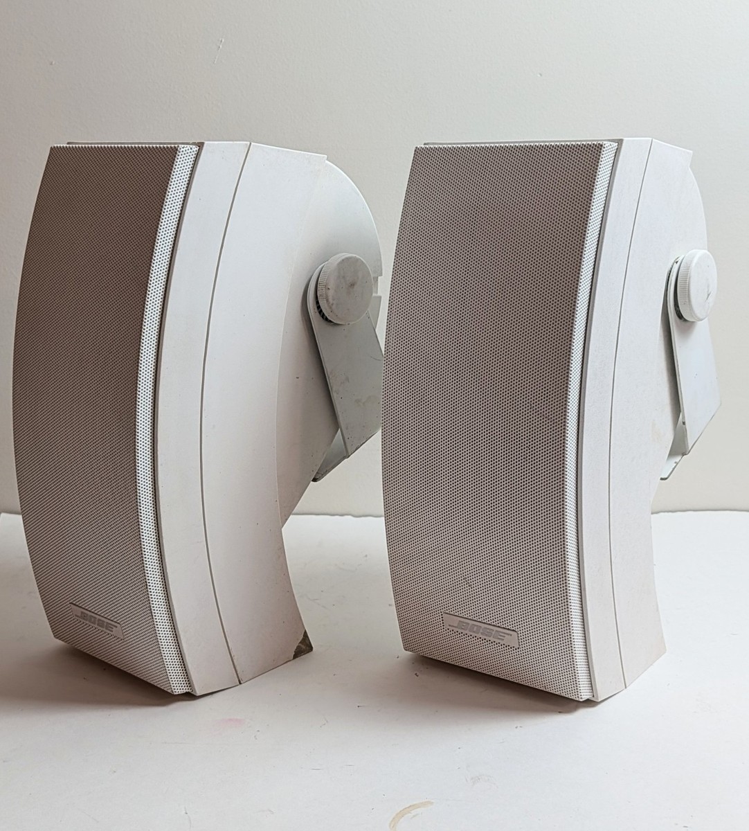 Bose 251 Environmental Outdoor Speakers White w/ Wall Brackets
