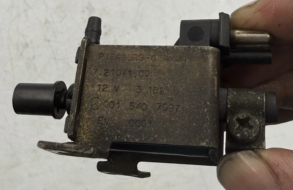 126 123 107 300D 380SL 380SLC 380SEC 500SEL 500SEC 280E CAMBIO DE VACÍO SOBRE VÁLVULA Foto 3 de 4