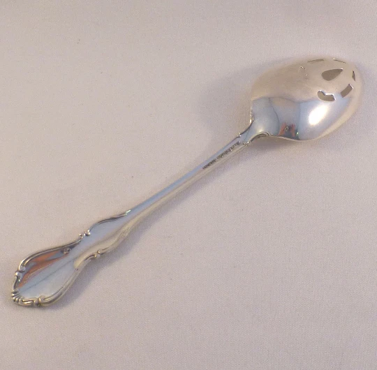 Cuchara para servir de mesa perforada de ley Hampton Court de Reed & Barton Foto 2 de 4