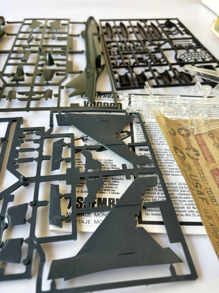 Matchbox #PK-411 F-101F/RF-101B CF-101B Voodoo 1:72 Scale Open Box  Unbuilt 1980 - Image 3 of 4