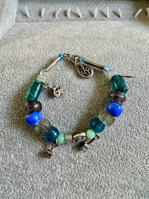 Atemberaubendes handgefertigtes Vintage Perlenarmband mit Charms