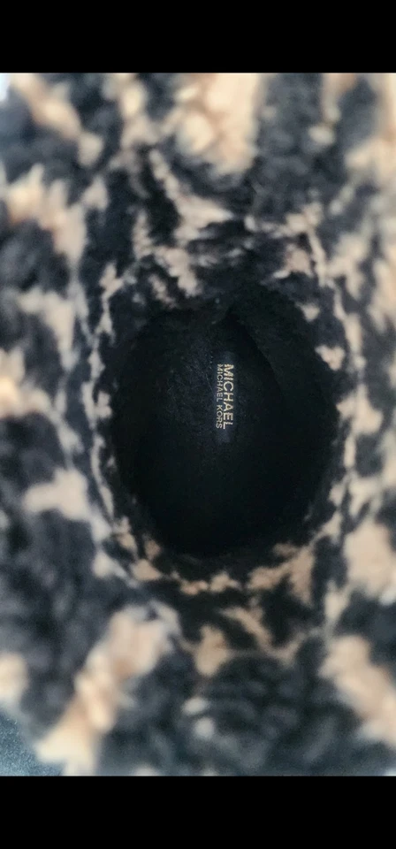 Bota de tornozelo Michael Kors JULIA camurça falsa/shearling preta/castanho logotipo MK usada - Imagem 3 de 4