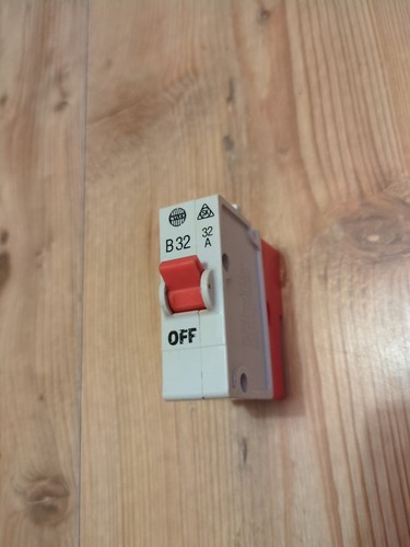 WYLEX 32 AMP MCB - PUSH PLUG IN - 32 - B32 + BASESHIELD, SCHNELLER VERSAND