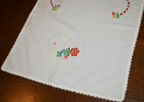 EASTER BUNNY & HUNGARIAN KALOCSA! VINTAGE HAND EMBROIDERED SPRING TABLE RUNNER - Picture 3 of 12