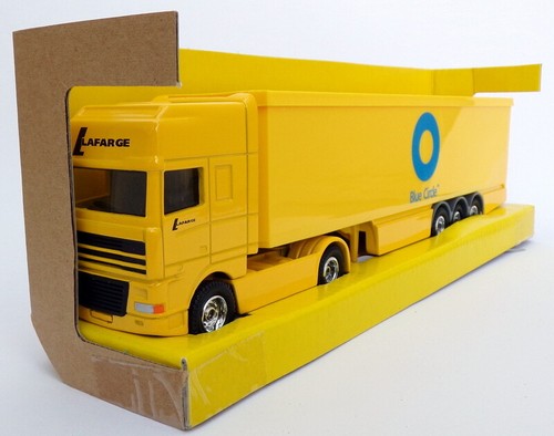 Corgi 1/64 Scale TY87008 - DAF '95 Box Trailer Truck - Blue Circle Cement - Picture 2 of 3