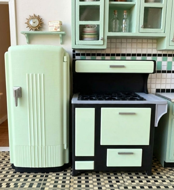 1:12 Scale Vintage Dollhouse Kitchen Set &ndash; Retro Fridge & 