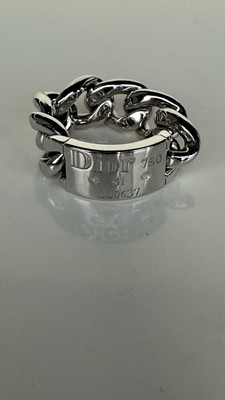 Anillo Dior oro blanco 18K con grabado en la placa y diseño cadena