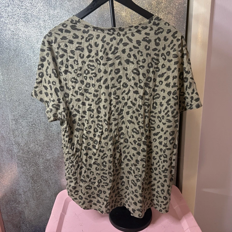 Camiseta Old Navy Everywhere XL Verde Oliva Algodón Slub Crew Leopardo Estampado Animal Foto 4 de 4