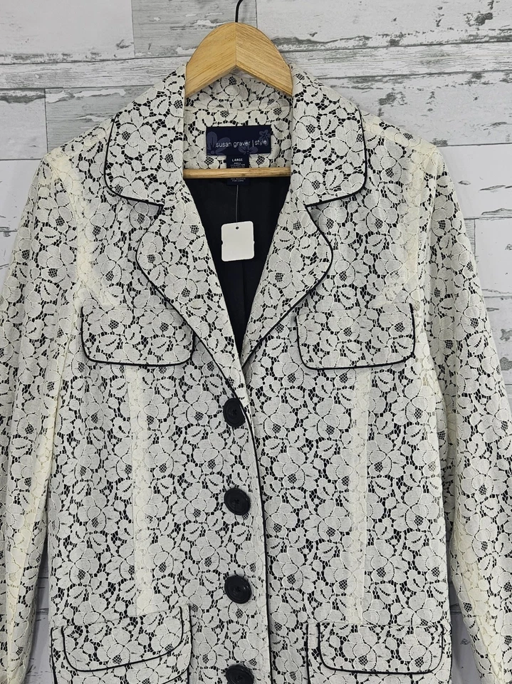 Gabardina Susan Graver superpuesta de encaje marfil negra recortada para mujer grande Foto 2 de 4