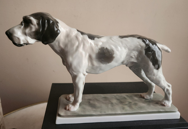 ROSENTHAL PORCELAIN FIGURINE OF A GERMAN POINTER DOG by Willi Zügel