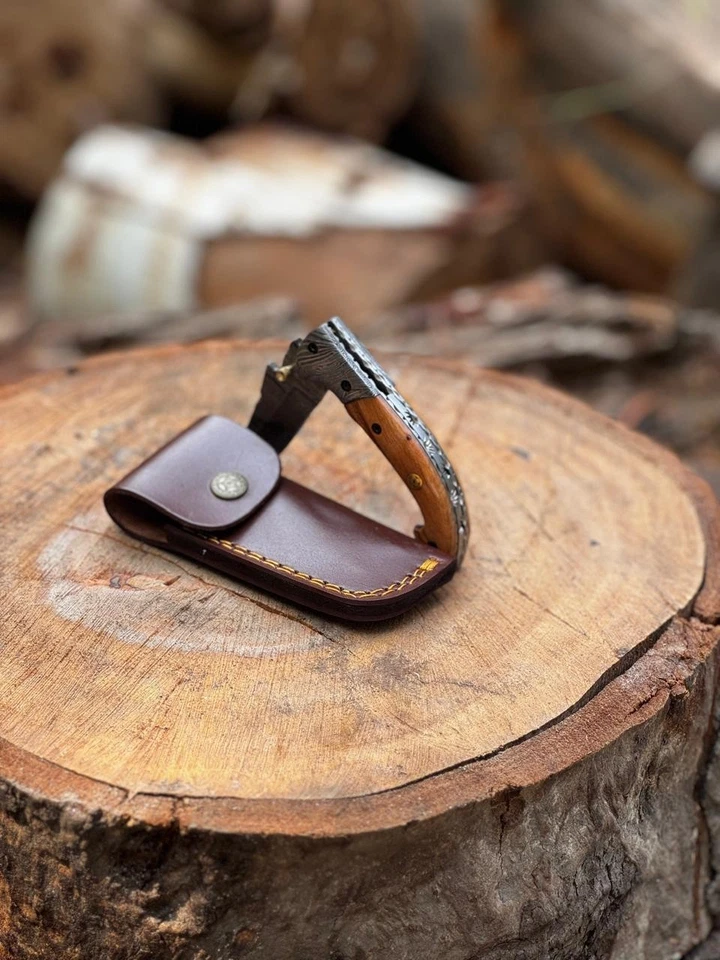 Cuchillo Plegable Damasco Artesanal con Mango de Madera de Olivo y Funda de Cuero Foto 2 de 4