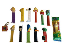 Ancien distributeur Pez LOT DE 12 pieds et porte-clés Pez vintage