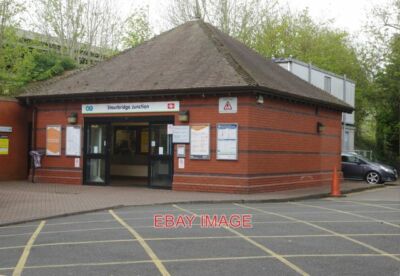 FOTO STOURBRIDGE KREUZUNGSBAHNHOF DIESES GEBÄUDE BEHERBERGT DAS TICKETSCHALTER IN ST