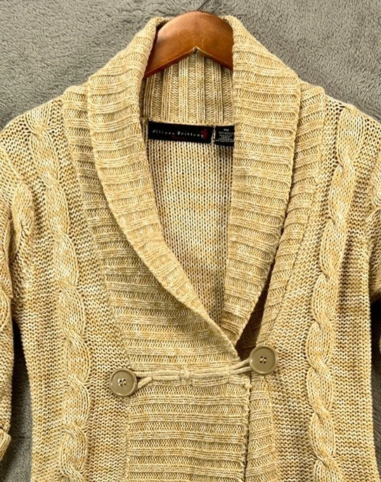 Cárdigan tejido con cable beige suéter cárdigan Allison Brittney Petite PM para mujer Foto 2 de 4