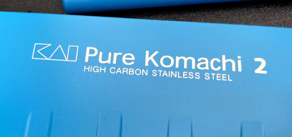 KAI PURE KOMACHI 2 刀套装 6 件套高碳不锈钢带护套 — 第 3/4 张图片