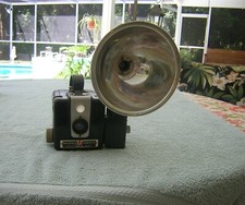 VINTAGE KODAK BROWNIE HAWKEYE CAMERA WITH FLASH AND KODALITE FLASHOLDER NICE