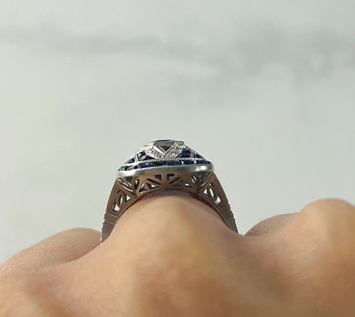 Anillo De Platino Con Zafiro Azul Y Diamante Art Deco Acabado Natural 2.72 CTW - Imagen 9 de 10