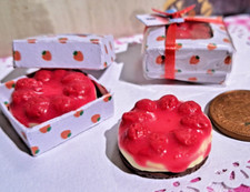 Dolls house Miniature Strawberry Cheesecake Cake in gift box loose 1/12