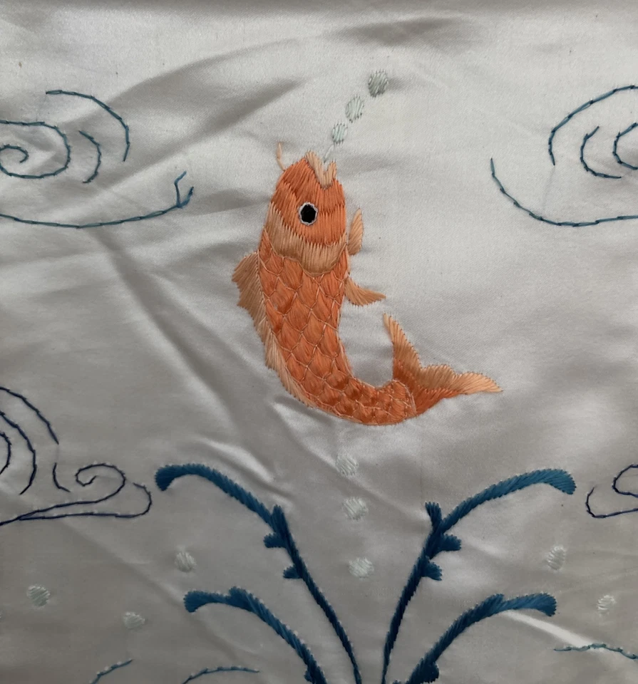 Cubierta de satén vintage pez koi marfil bordada asiática oriental única Foto 3 de 4