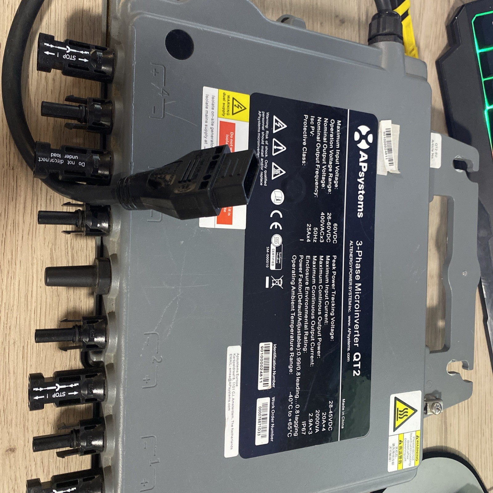 Micro-onduleur APSystems QT2 2000VA avec double MPPT et rendement triphasé optimal