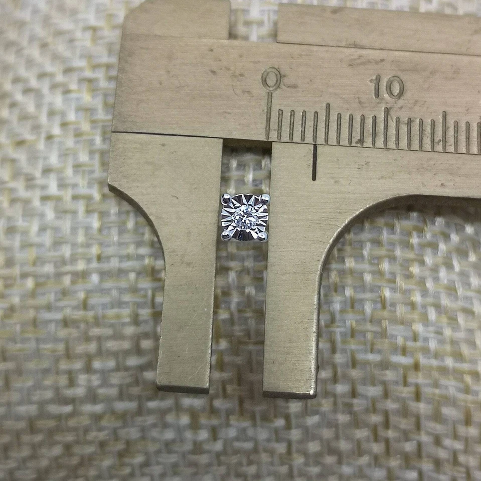 Pendiente de oro blanco macizo de 14k de 4 mm con diamante natural de 0,07 quilates, regalo para ella Foto 3 de 4